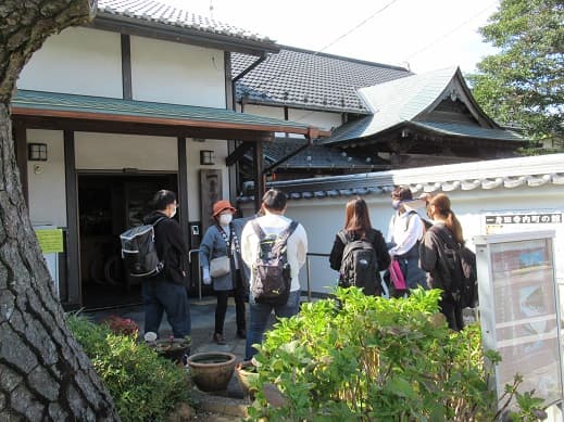 これから出発（一身田寺内町の館前にて）