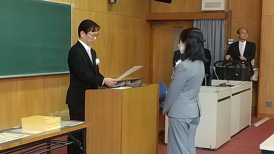 採用1